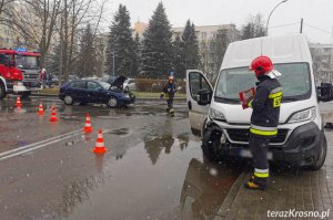 Krosno. Zderzenie dwóch samochodów na skrzyżowaniu