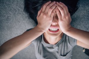 Kusili wysokimi zyskami - oszuści wyłudzili pieniądze od 27-latki