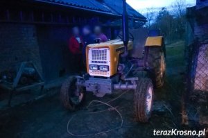 Mężczyzna przygnieciony przez ciągnik rolniczy w Lubatowej