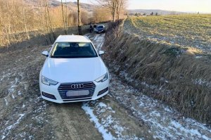 Młody kierowca bez uprawnień chciał przekupić funkcjonariuszy