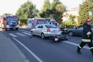 Motocyklista najechał na samochód