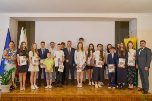 Najzdolniejsi uczniowie i młody bohater nagrodzeni za osiągnięcia i odwagę