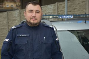 Nieprzytomna 69-latka leżała na chodniku. Pomocy udzielił jej policjant po służbie