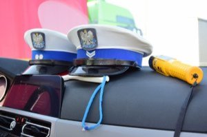 Nietrzeźwy 30-latek kierował mimo zakazu, był też poszukiwany