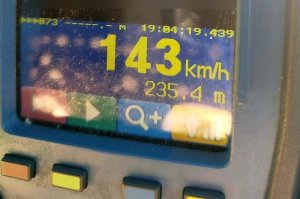 Pędził mustangiem 143 km/h w obszarze zabudowanym