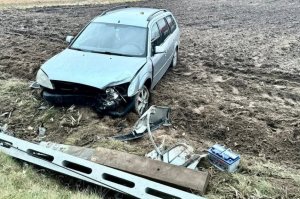 Pijana kierująca fordem wjechała w betonowy słup