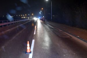 Pijany kładł się na jezdni i robił pompki. Najechał na niego samochód