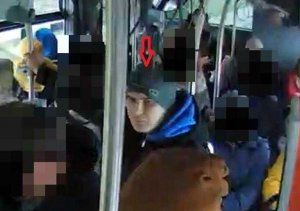 Policjanci poszukują mężczyzny, który jest podejrzewany o uszkodzenie biletomatu mobilnego