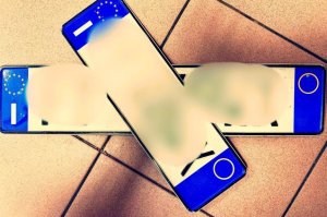 Policjanci zatrzymali Jeepa z podrobionymi tablicami rejestracyjnymi