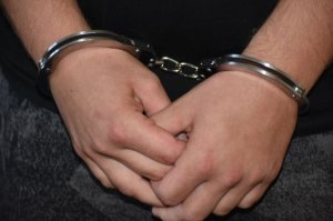 Poszukiwany listem gończym ukrył się przed kryminalnymi pod szafką