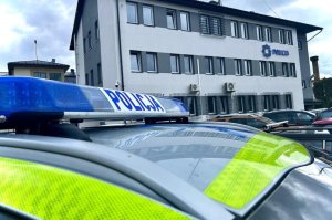 Poszukiwany trzema listami gończymi w rękach policjantów