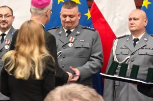 Przemyski policjant odznaczony medalem Ordynariatu Polowego Wojska Polskiego