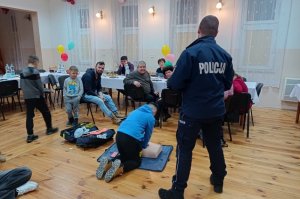 Przestępczość na tzw. ,,Wnuczka'' oraz zasady pierwszej pomocy tematem spotkania z mieszkańcami Przedborza