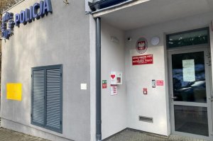 Przy Posterunku Policji w Polańczyku dostępny jest defibrylator AED