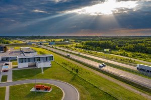 Ruszasz w podróż w czasie upału? Pamiętaj o tych zasadach