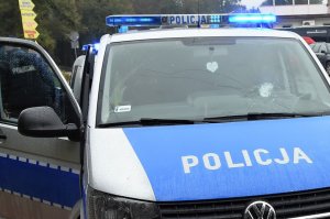 Rzucił kamieniem w radiowóz. Poszkodowany policjant