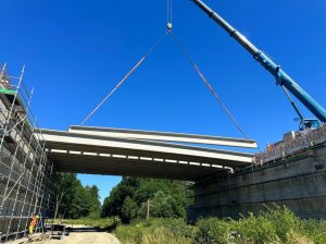 S19 Krosno - Miejsce Piastowe: belki nad linią kolejową ułożone