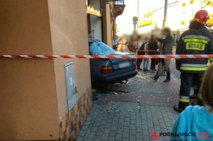 Sanok. Samochód wjechał do banku