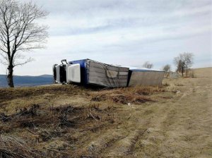 Silny podmuch wiatru przewrócił samochód ciężarowy z przyczepą 