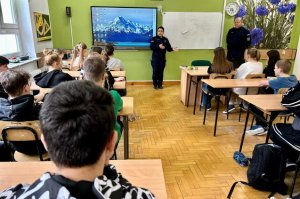 Spotkanie dzielnicowego i profilaktyka z uczniami w Malinówce