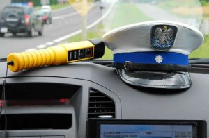 Tarnobrzeg. Kierował pijany samochodem a policji tłumaczył że nasmarował się amolem