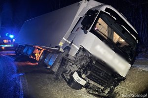 Tir w rowie na DK19