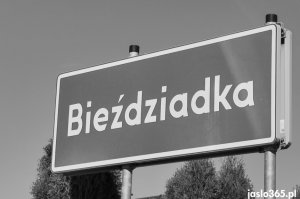 Tragiczny pożar traw w Bieździadce. Znaleziono ciało 88-latka