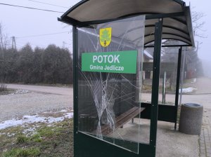 Trzy miejscowości, trzy zniszczone wiaty przystankowe