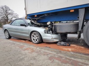 Twierdza. Samochodem osobowym uderzył w naczepę samochodu ciężarowego