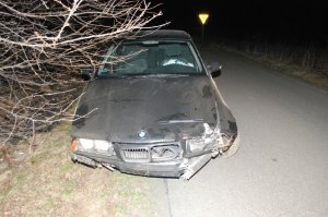 Uderzył w znak i wjechał na pole orne