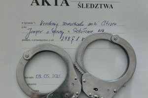 Ukradli samochód i pobili 77-latka