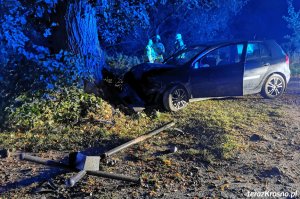 Volkswagen zatrzymał się na drzewie. Kto kierował autem?