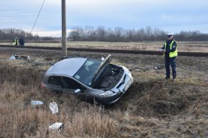 W Zalesiu Gorzyckim toyota wjechała pod pociąg