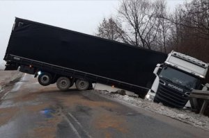 Wola Cieklińska. Ciągnik siodłowy wjechał do rowu