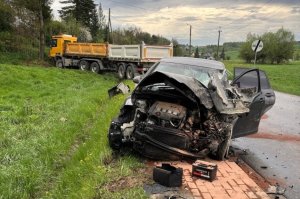 Wypadek drogowy z udziałem samochodu ciężarowego i osobówki