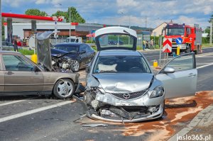 Wypadek na DK28. Zderzenie trzech samochodów