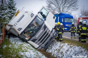 Wypadek tira w Tokach na DW992