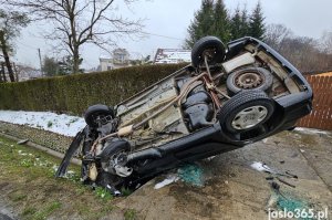 Wypadek w Dobrucowej. Peugeotem uderzyła w przepust