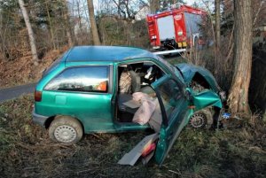 Wypadek w Jodłówce, seat uderzył w drzewo 
