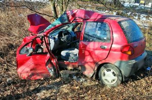 Wypadek w Łazach, uderzyła matizem w drzewo