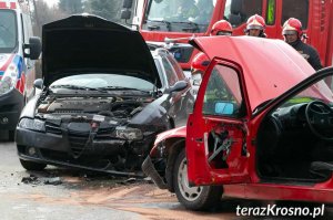 Wypadek w Łękach Strzyżowskich. Zderzenie Alfa Romeo z BMW