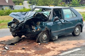 Wypadek z udziałem samochodu ciężarowego i osobówki