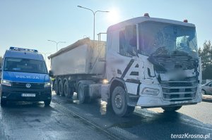 Zderzenie dwóch samochodów ciężarowych w Krośnie