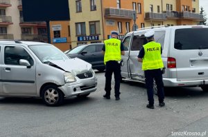 Zderzenie dwóch samochodów na rondzie