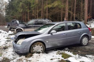 Zderzenie dwóch samochodów w Desznicy. Trzy osoby zostały poszkodowane
