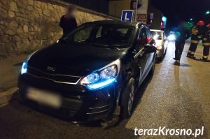 Zderzenie motocykla z samochodem nauki jazdy w Krośnie